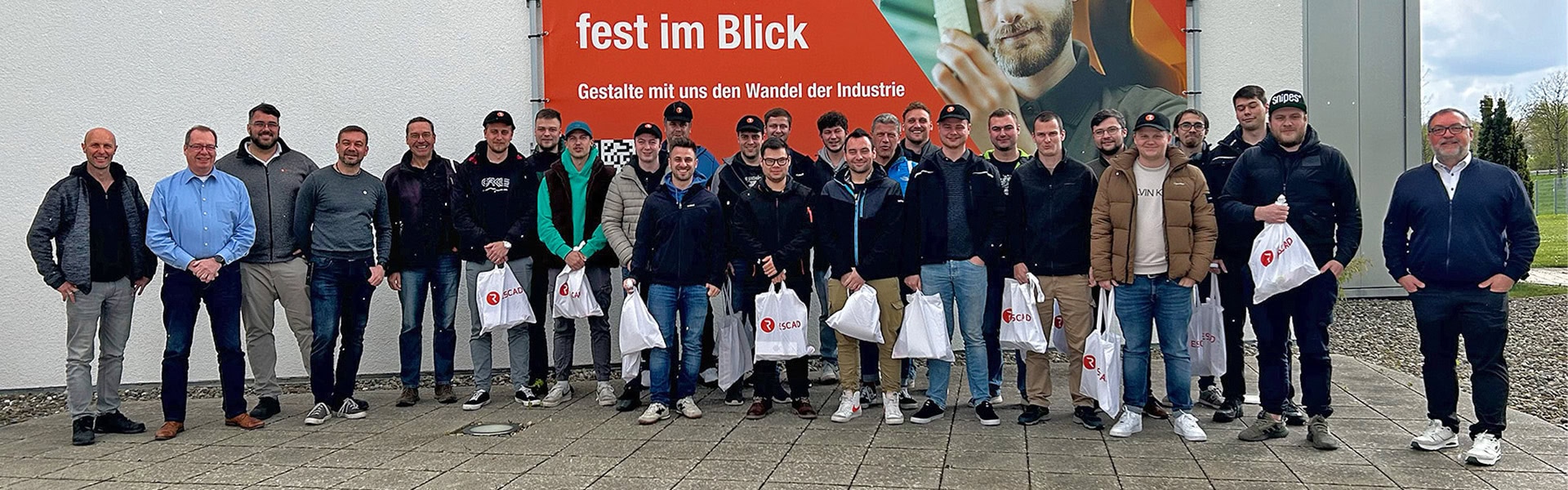 Ein Gruppenfoto aller Teilnehmer der Veranstaltung
