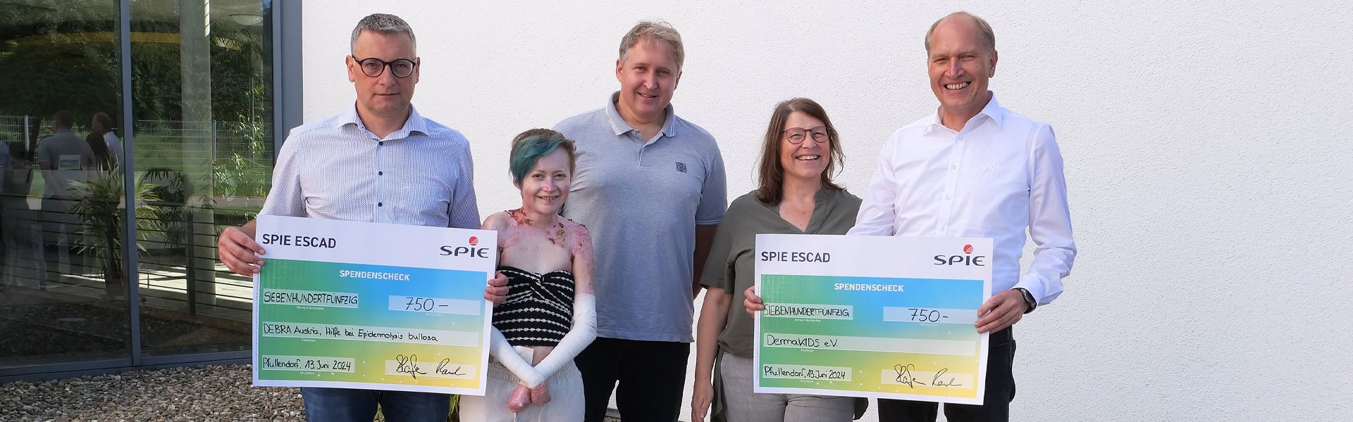 Übergabe eines Spendenschecks für Schmetterlingskinder