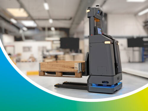 Der MiR1200 Pallet Jack von Mobile Industrial Robots arbeitet in einer Lagerhalle
