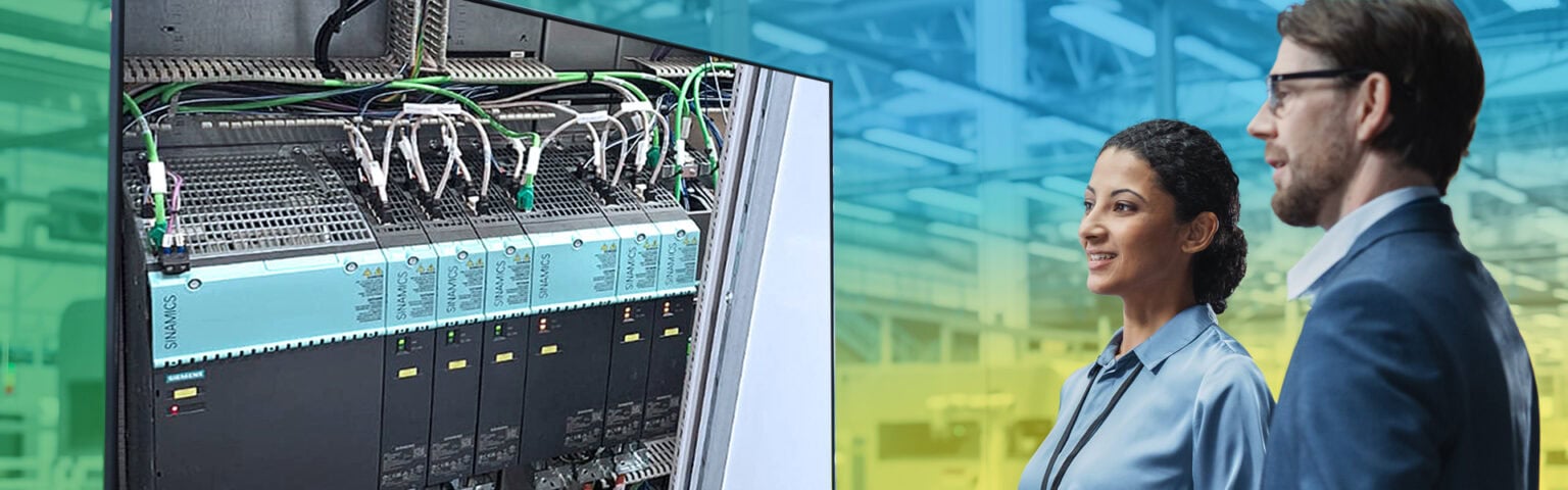 Zwei Personen blicken auf einen Bildschirm, der den Retrofit zeigt.