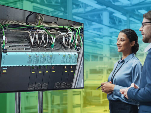 Zwei Personen blicken auf einen Bildschirm, der den Retrofit zeigt.