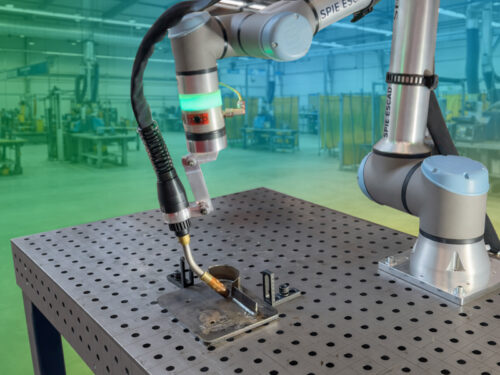 Zu sehen ist die UR12-e Schweißanlage. Im Hintergrund ist eine Schweißhalle zu sehen.