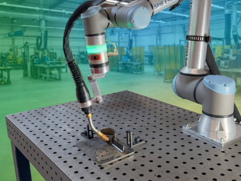 Zu sehen ist die UR12-e Schweißanlage. Im Hintergrund ist eine Schweißhalle zu sehen.