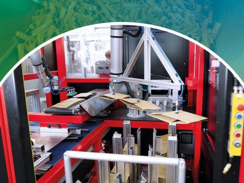 Detailansicht einer automatisierten Verpackungsanlage mit Roboterarmen, die Kartonagen auf Förderbändern bewegen. Im Hintergrund eine grün-blaue Grafik mit Metallbauteilen.