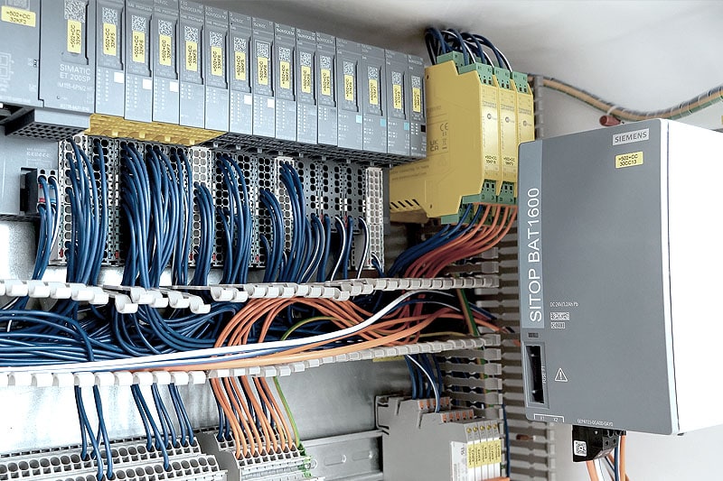 Einblick in die Module eines Schaltschranks