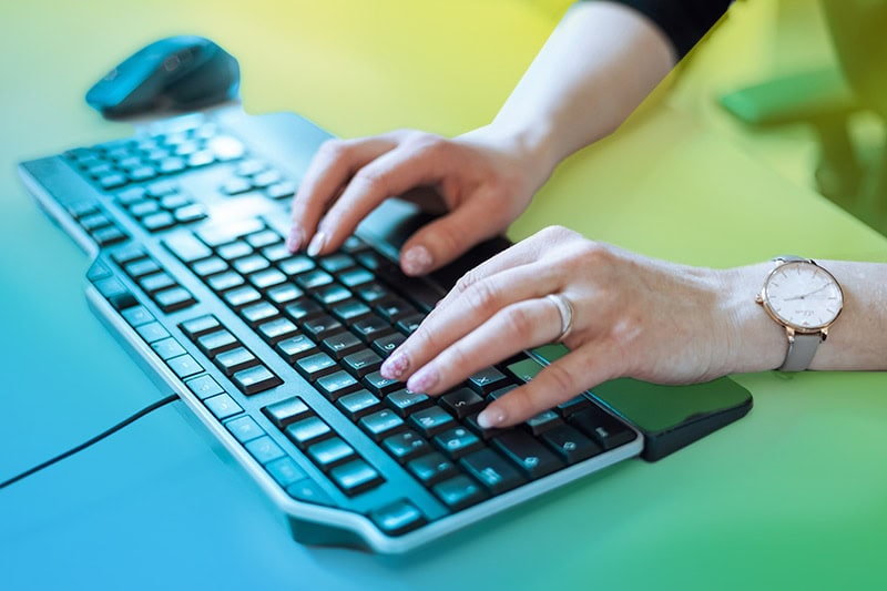 Hände tippen auf einer Tastatur