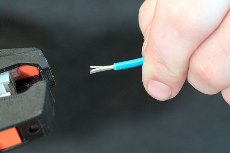 Kabel wird konfektioniert und neu ummantelt