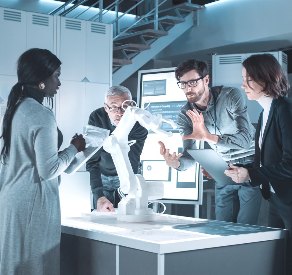Team bespricht ein digitales Modell eines Roboters