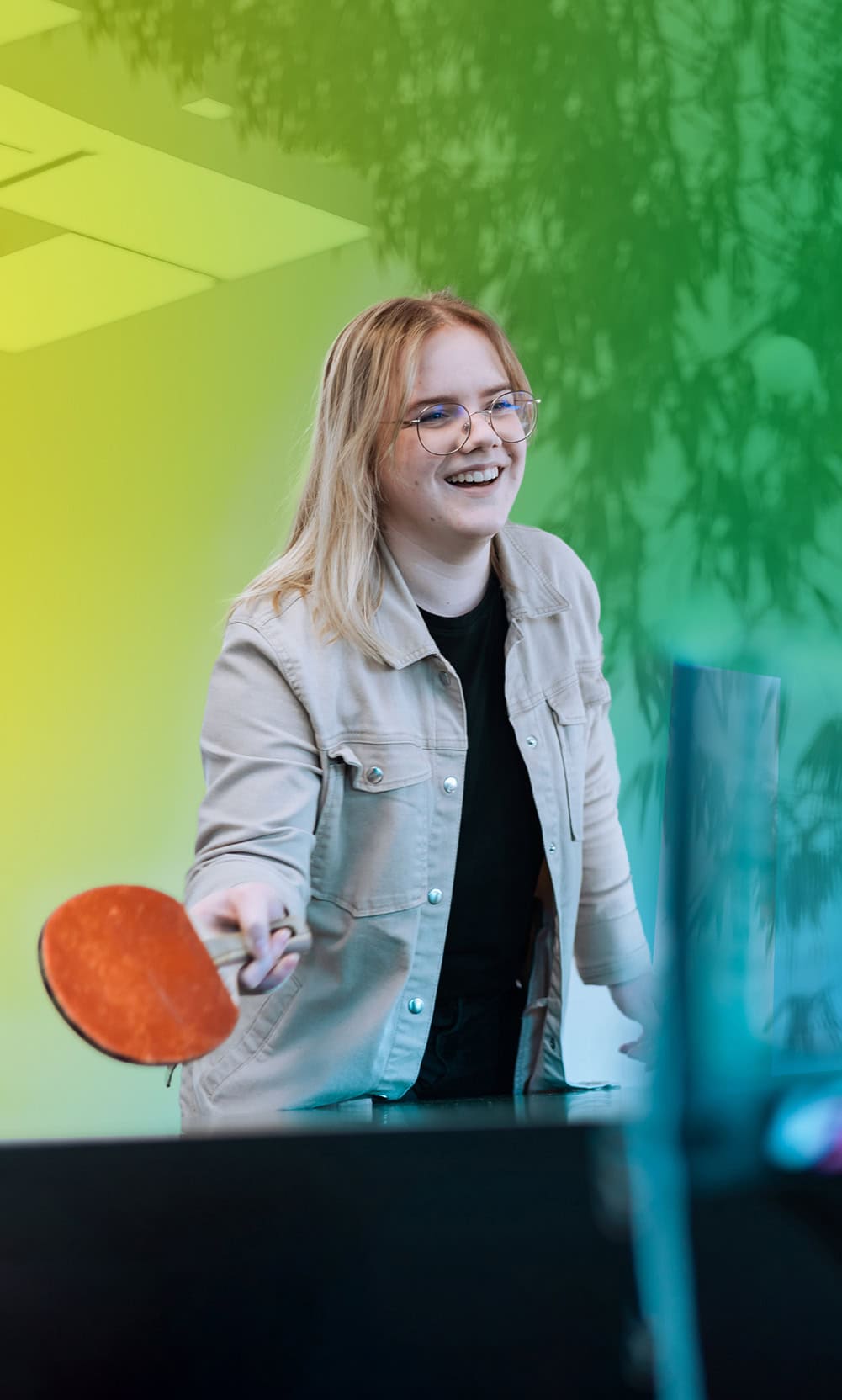 Mitarbeiterin spielt Tischtennis